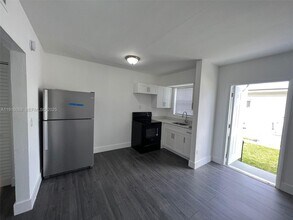 2150 NW 24th St in Miami, FL - Building Photo - Building Photo