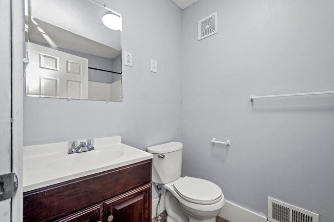 32 Adrian St in Mckees Rocks, PA - Building Photo - Building Photo