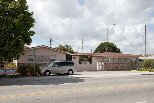 302-308 E 9th St in Hialeah, FL - Building Photo - Building Photo