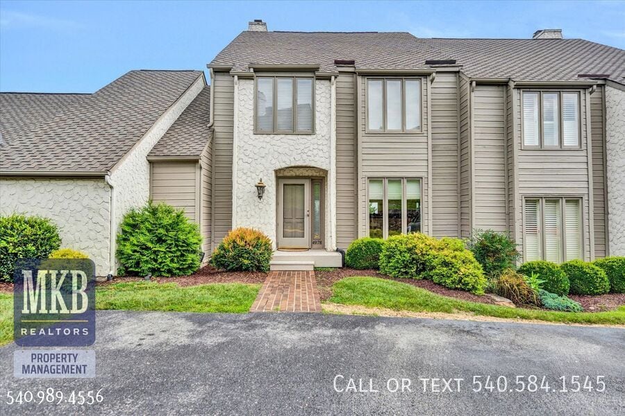 4978 Hunting Hills Cir in Cave Spring, VA - Building Photo