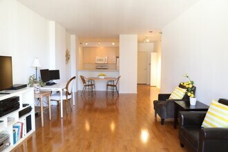 330 N Jefferson St, Unit 602 in Chicago, IL - Foto de edificio - Building Photo
