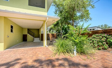 2739 Temple St, Unit 2739 Temple St in Sarasota, FL - Foto de edificio - Building Photo