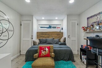 1034 Queen St N, Unit 1 in St. Petersburg, FL - Foto de edificio - Building Photo