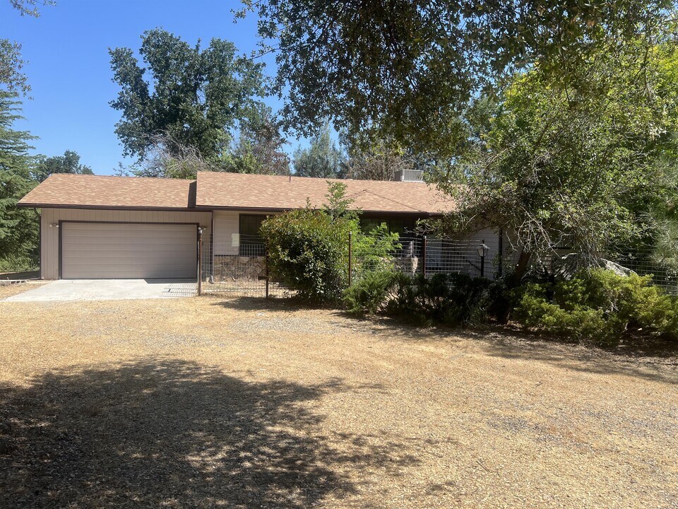 41256 Sky Vista Pl in Oakhurst, CA - Building Photo