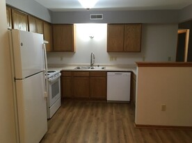 135 W Oak Leaf Dr Apartments