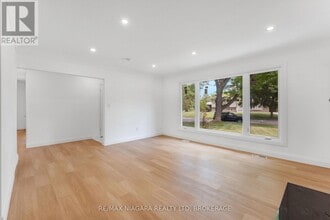 10 W Hampton Rd in St Catharines, ON - Building Photo - Building Photo