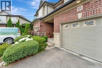 400 Stonehenge Dr in Hamilton, ON - Building Photo - Building Photo