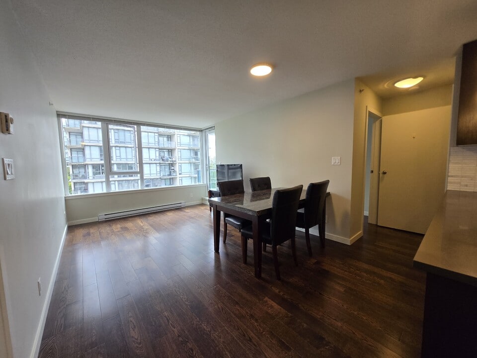 7117 Elmbridge Way in Richmond, BC - Building Photo