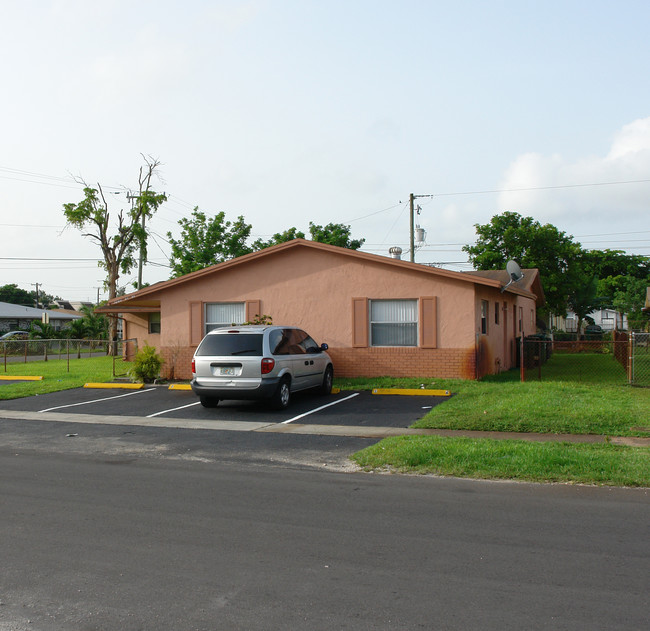 5860 NW 19th Ct in Fort Lauderdale, FL - Building Photo - Building Photo