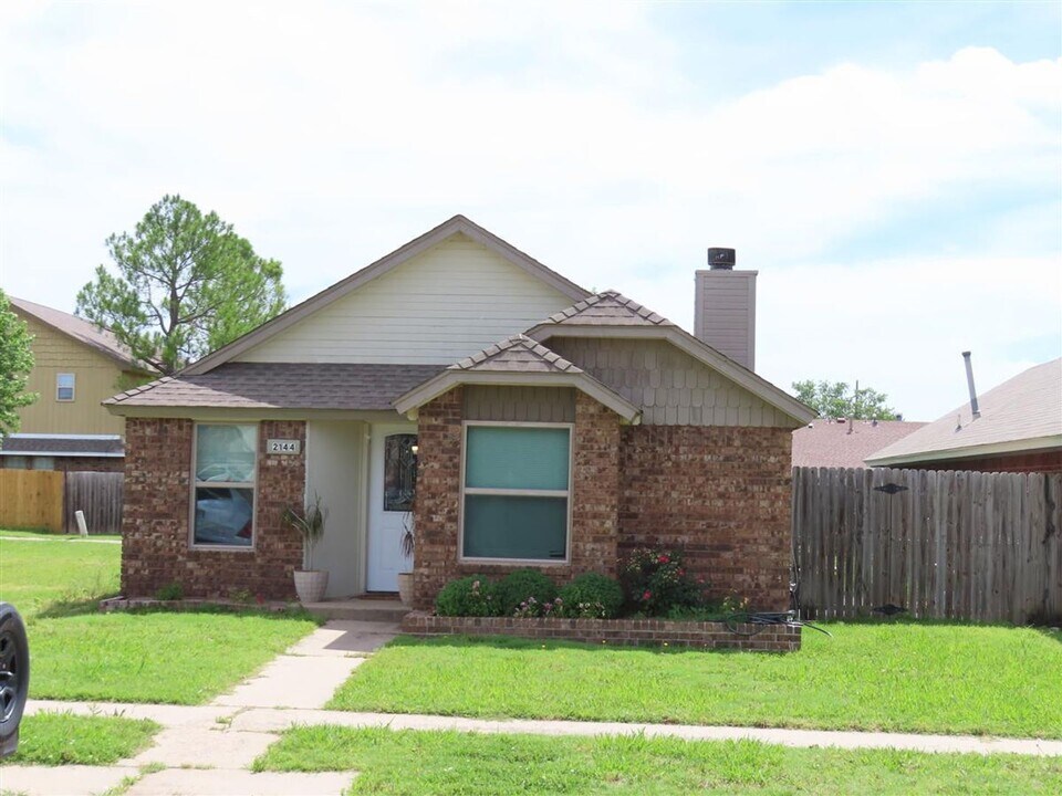 2144 S Robinson Ave in Moore, OK - Building Photo