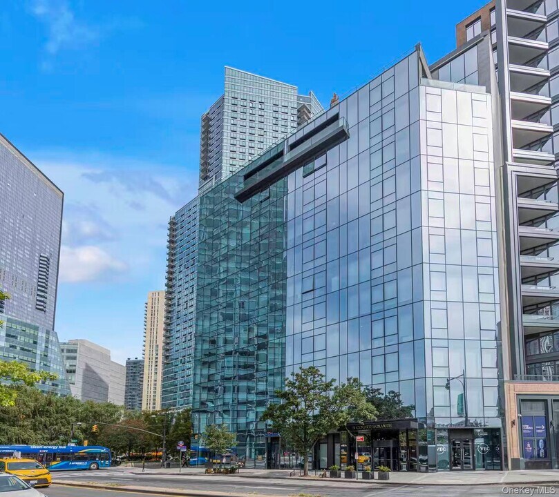 5 Ct Square W in Queens, NY - Building Photo