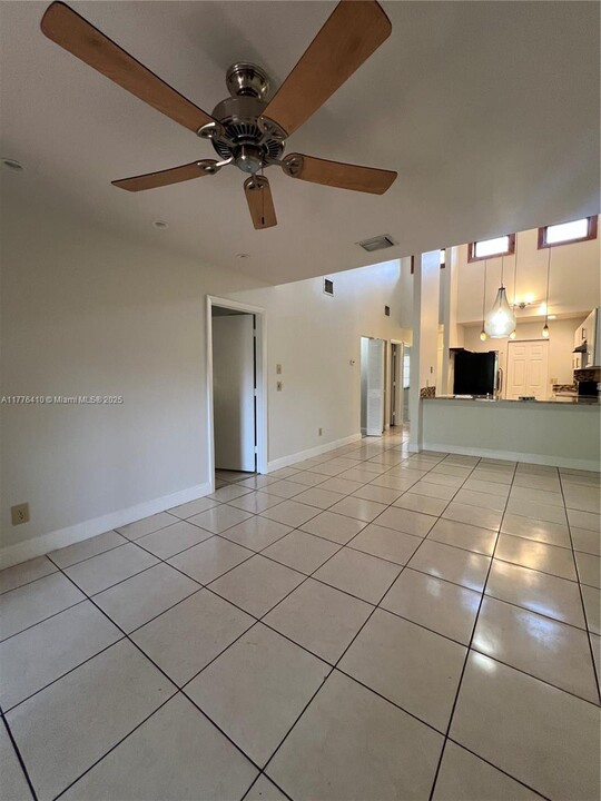 6944 SW 40th Ct in Miramar, FL - Building Photo