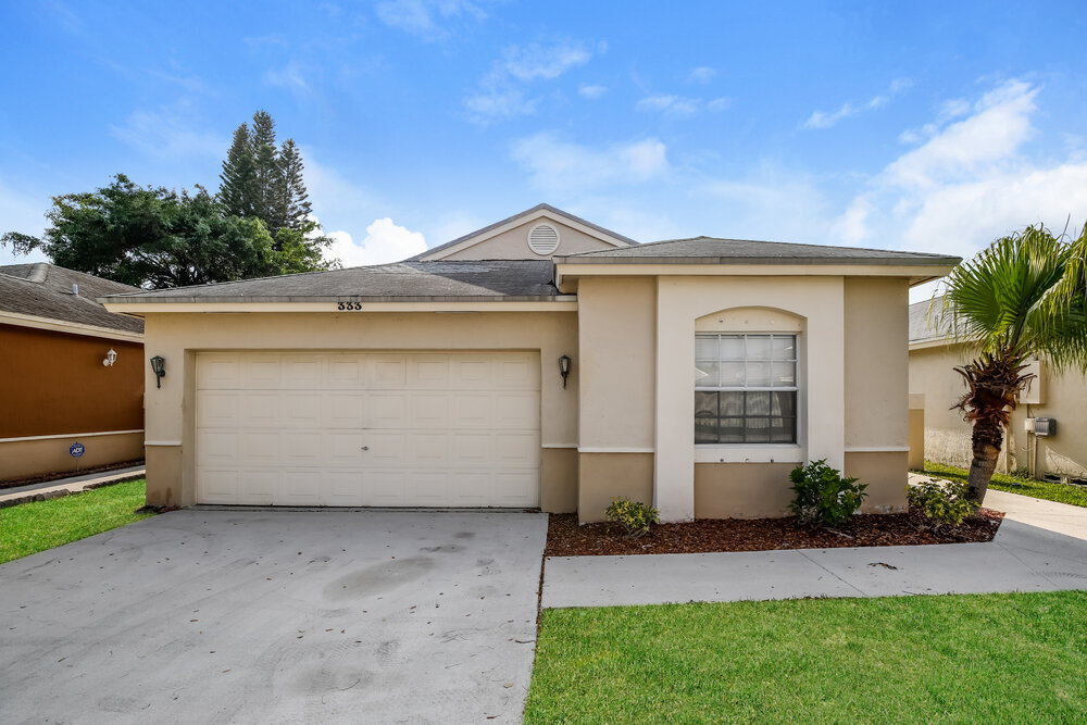 333 W Riverbend Dr in Sunrise, FL - Building Photo
