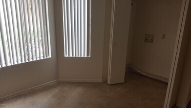 5236 W Peoria Ave-Unit -201 in Glendale, AZ - Building Photo - Building Photo