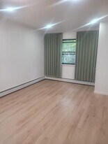 14428 Jewel Ave in Flushing, NY - Building Photo