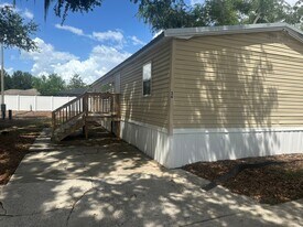 1221 N Valrico Rd in Valrico, FL - Building Photo