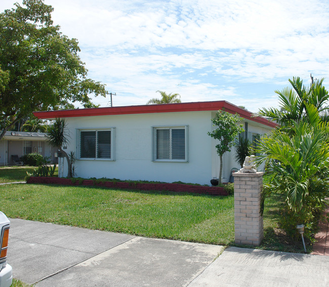 804-808 NE 10th St in Hallandale Beach, FL - Building Photo - Building Photo