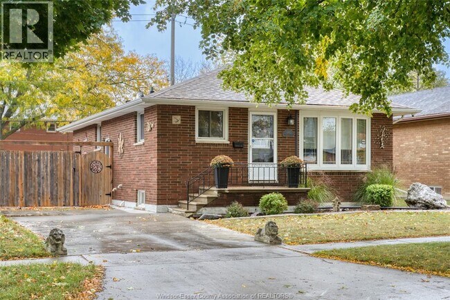 1260 Laurendeau Ave in Windsor, ON - Building Photo - Building Photo