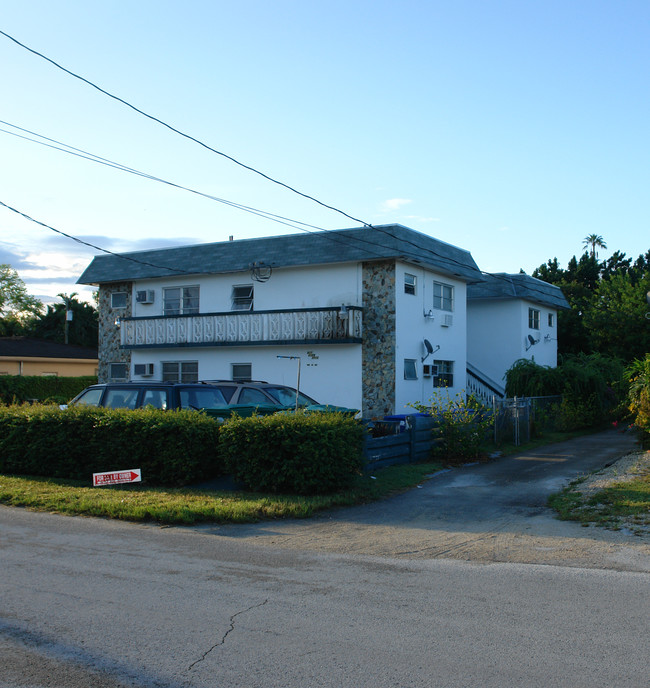 888 NE 89th St in Miami, FL - Foto de edificio - Building Photo