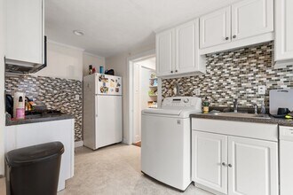 12 Perry St, Unit 1 in Brookline, MA - Building Photo - Building Photo