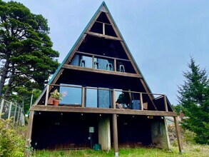 2780 SW Breakers Dr in Waldport, OR - Building Photo - Building Photo