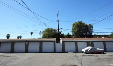 125 E Bay St in Costa Mesa, CA - Foto de edificio - Building Photo