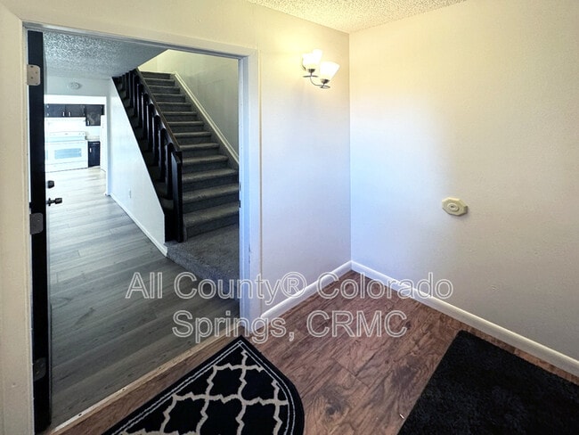 1497 Spring Valley Dr in Colorado Springs, CO - Foto de edificio - Building Photo