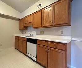 803 Moultrie Ct-Unit -F in Greensboro, NC - Building Photo - Building Photo