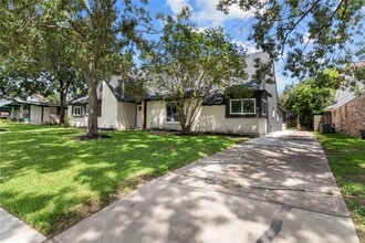 702 Cedar Ln in El Lago, TX - Building Photo - Building Photo