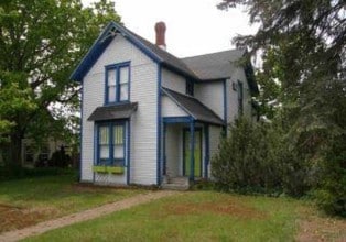 1084 Michigan Ave in Benzonia, MI - Foto de edificio - Building Photo
