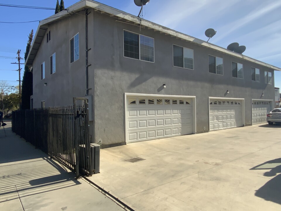 7255 Kester Ave in Van Nuys, CA - Building Photo