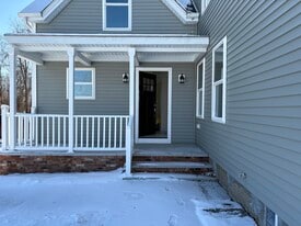 316 Old Fall River Rd, Unit 1st Floor in Dartmouth, MA - Building Photo