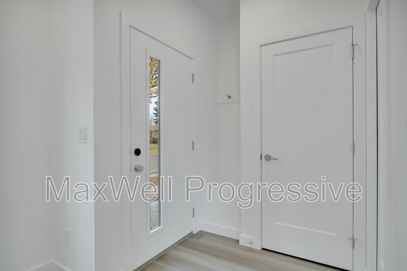 7132-7193 93 St NW in Edmonton, AB - Building Photo