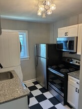 Avenue Willows 2 bed-1 bath with W/D inclu... in Louisville, KY - Building Photo - Building Photo