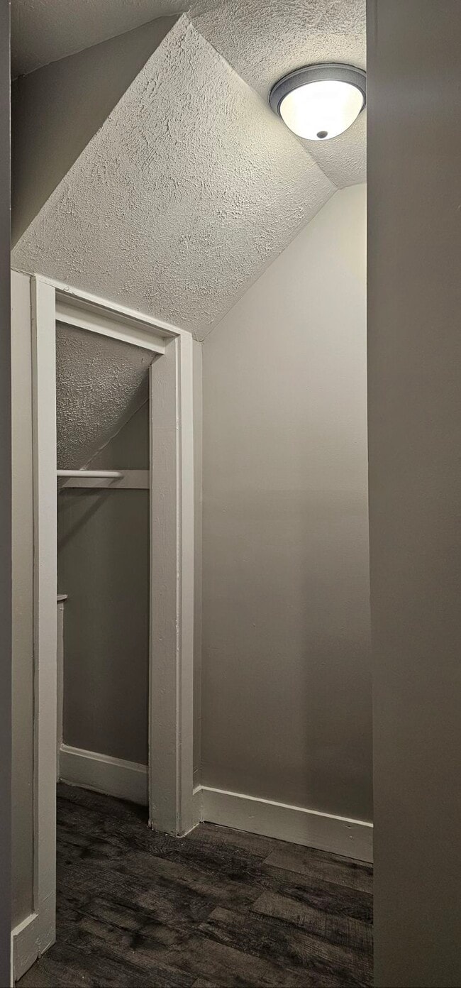 405 Lincoln Way W, Unit Apt B in South Bend, IN - Building Photo - Building Photo