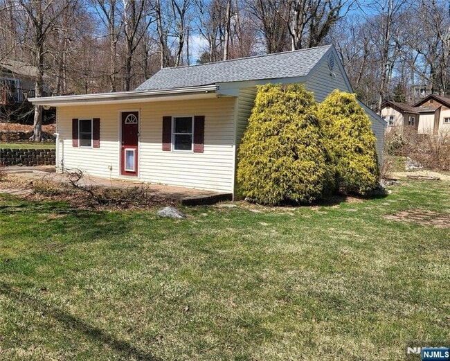 8 Quinton Rd in West Milford, NJ - Building Photo - Building Photo