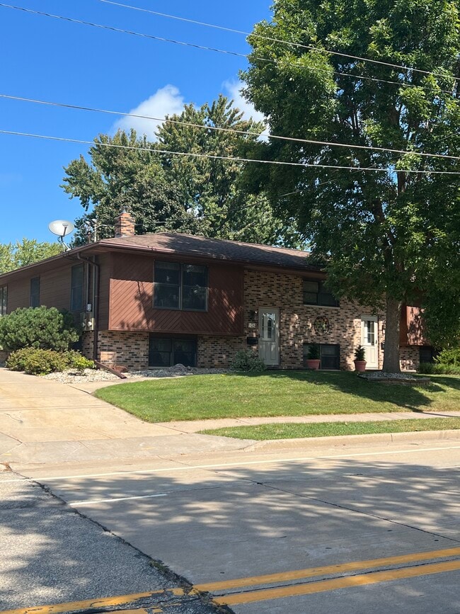 814 W Main St