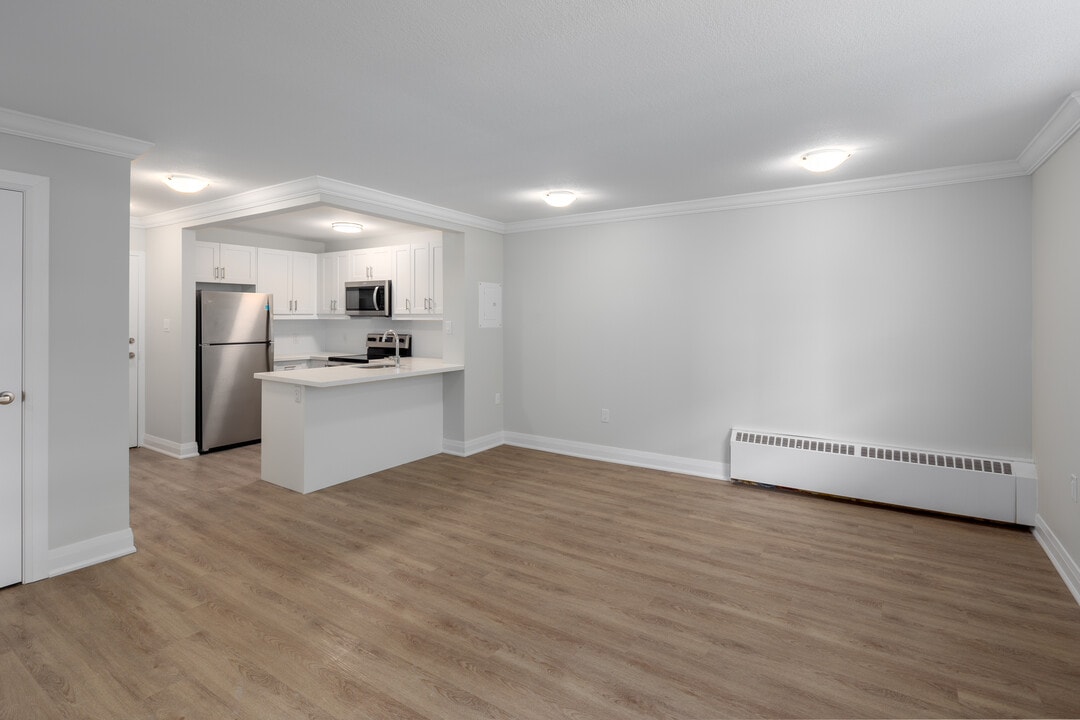 20 Elizabeth Street N in Mississauga, ON - Building Photo