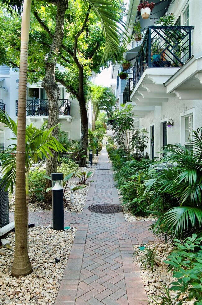 452 NE 2nd Ave in Fort Lauderdale, FL - Building Photo - Building Photo