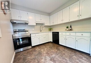 576 Kortright Rd W in Guelph, ON - Building Photo - Building Photo