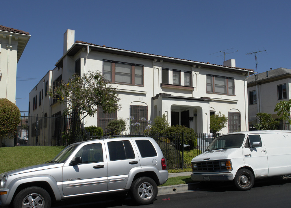 152 S Manhattan Pl in Los Angeles, CA - Building Photo