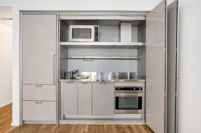 18 W 48th St in New York, NY - Building Photo - Building Photo
