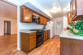 805 Thornwood Dr in Shenandoah, TX - Building Photo - Building Photo