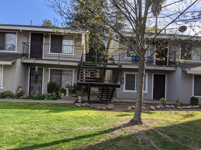 1694 Conestoga Dr in Merced, CA - Foto de edificio - Building Photo