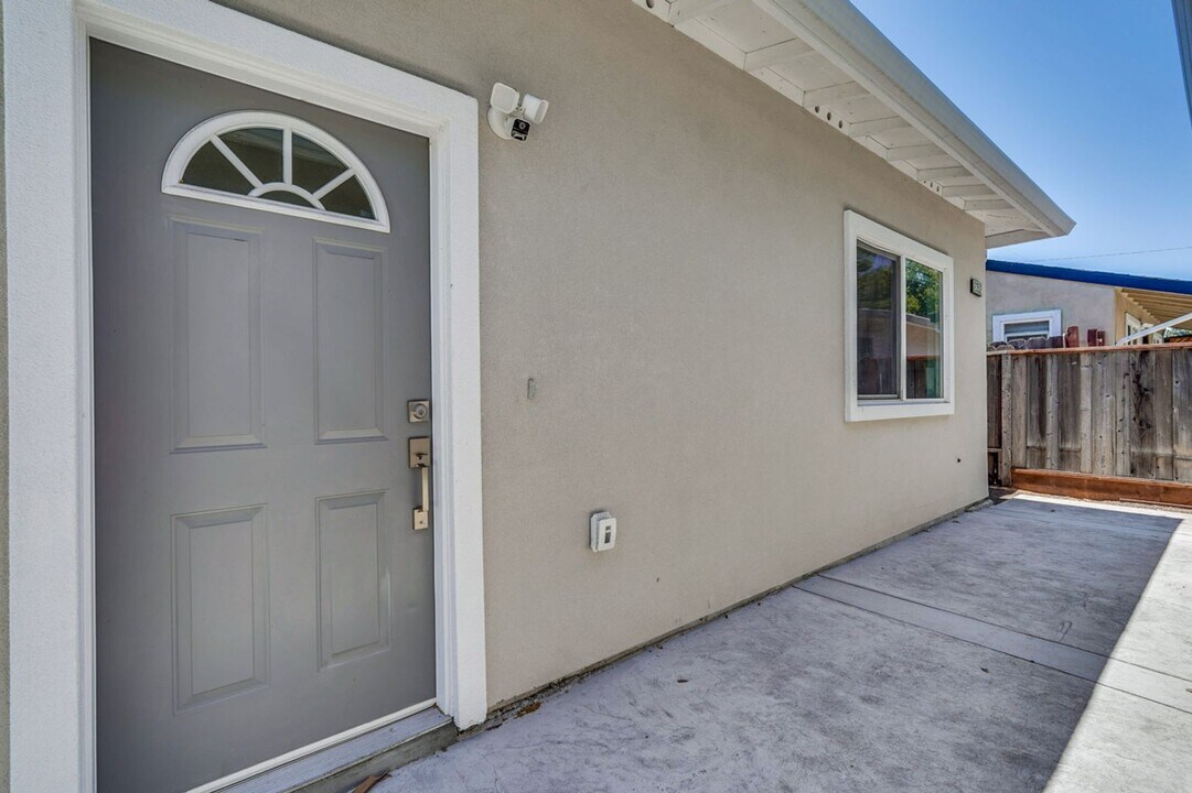 2350 Cabrillo Ave in Santa Clara, CA - Building Photo