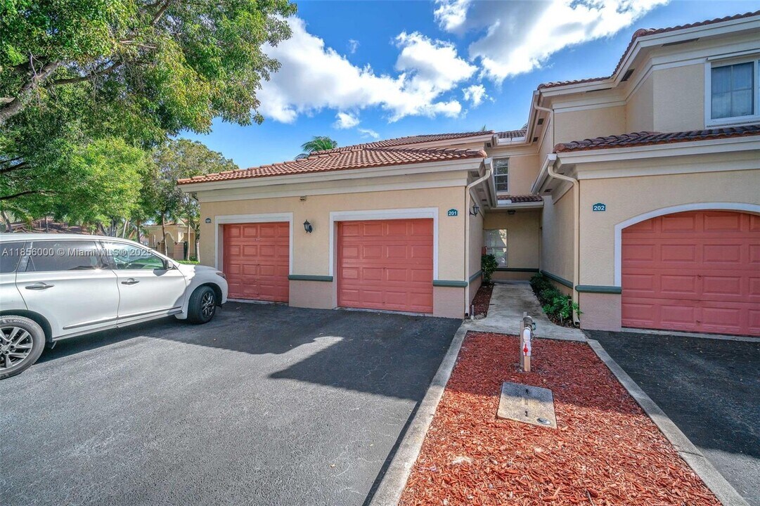 2532 Centergate Dr in Miramar, FL - Building Photo