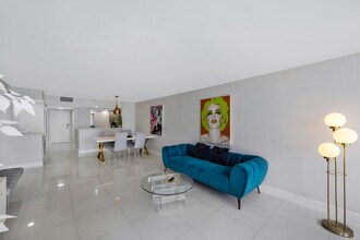 1717 N Bayshore Dr in Miami, FL - Building Photo - Building Photo