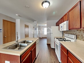2046 Middlebury Dr in Aurora, IL - Building Photo - Building Photo