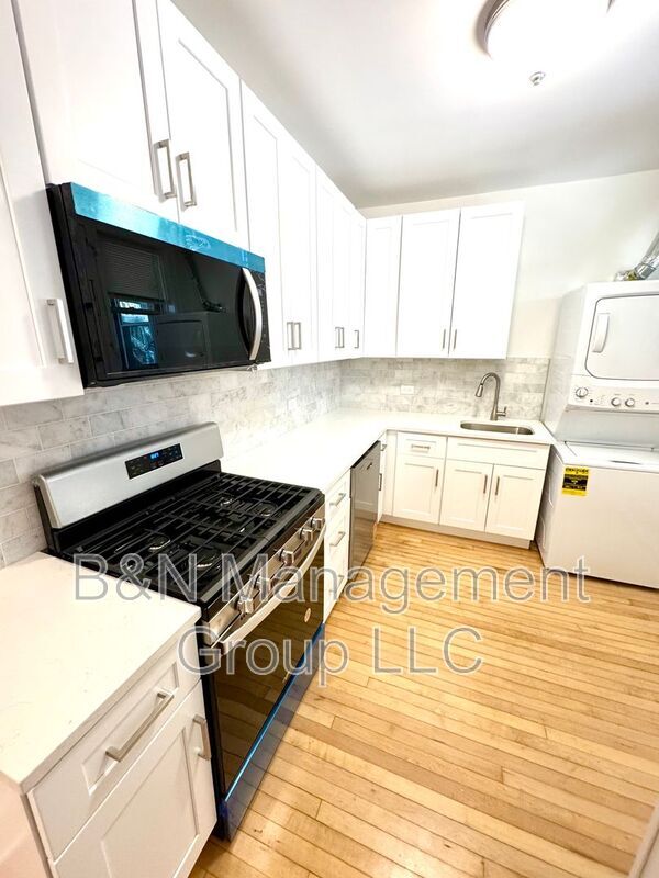property at 1733 W Ainslie St