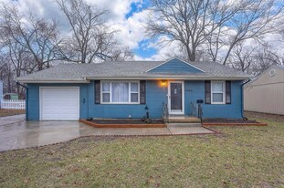 1004 E Cedar St in Olathe, KS - Building Photo